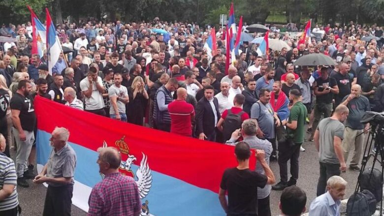 Serbët me flamuj rusë protestojnë në Podgoricë kundër rezolutës për gjenocidin në Srebrenicë