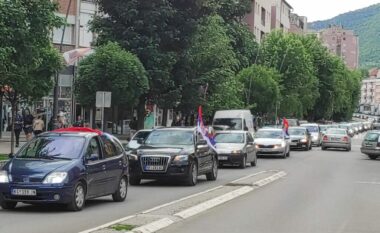Festuan apo protestuan: Serbët defilojnë me vetura e flamuj në Mitrovicën e Veriut, pas miratimit të rezolutës për gjenocidin në Srebrenicë