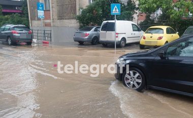 Vërshime në Prishtinë, rruga “Ali Pashë Tepelena” shndërrohet në liqe