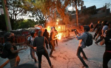 Përleshje mes një grupi protestuesish dhe policisë meksikane, tentonin t’ia mësynin ambasadës izraelite në Mexico City