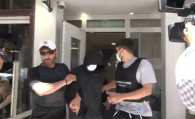 Me kapuç dhe me kokën poshtë, momenti i arrestimit të dy shqiptarëve në Pire, u kapën me 210 kg kokainë