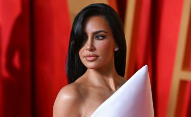 Pse Kim Kardashian i mbulon shpesh sytë me flokët e saj? Një infermiere dyshon për një çrregullim