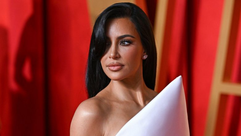 Pse Kim Kardashian i mbulon shpesh sytë me flokët e saj? Një infermiere dyshon për një çrregullim