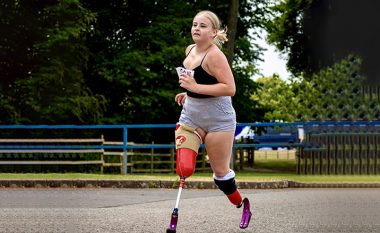 Kur vullneti e mund realitetin e ashpër: Një vajzë pa të dyja këmbët merret me modeling dhe sport