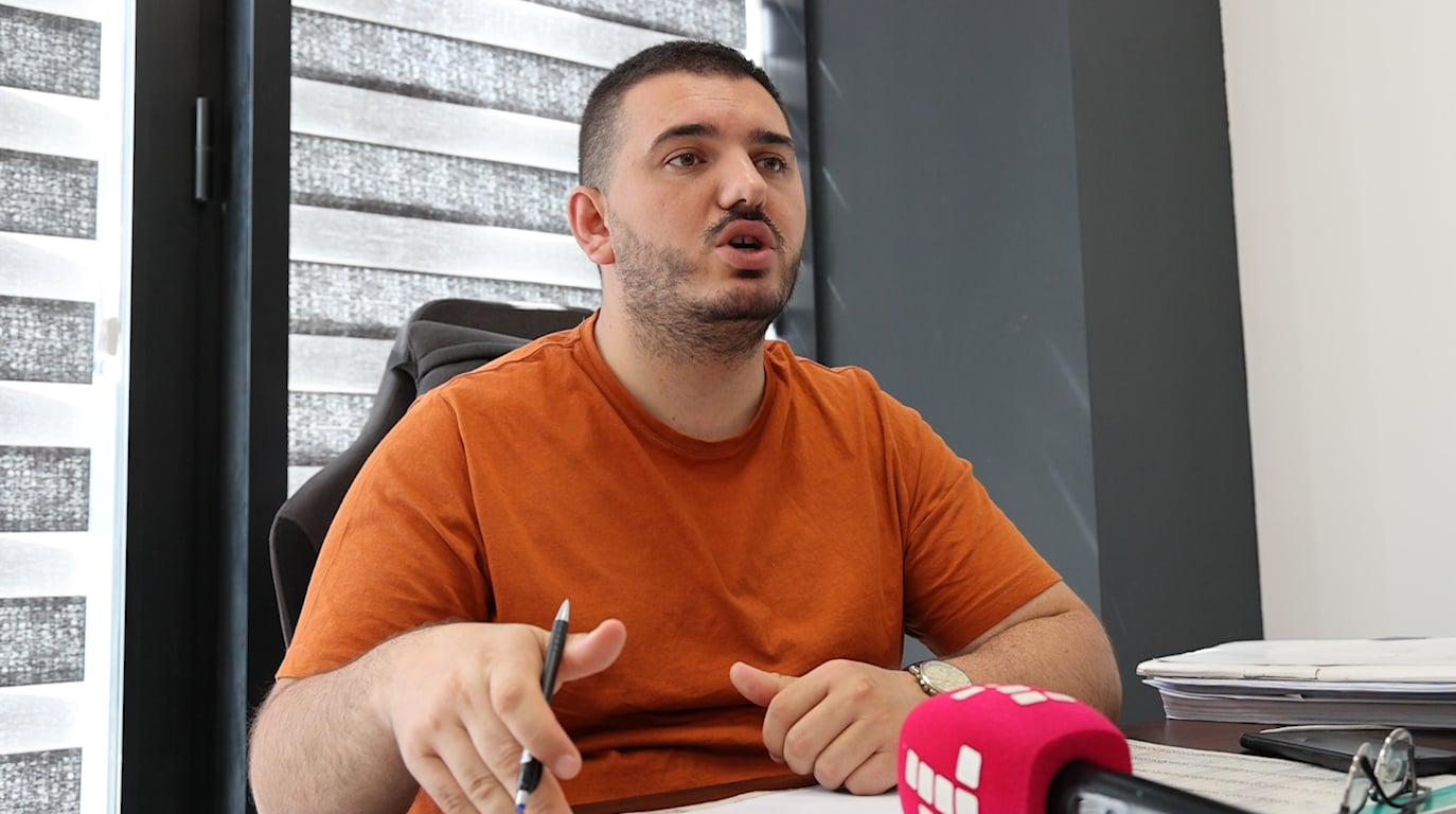 “Paguhen duke qëndruar në shtëpi” - Drejtoria e Arsimit në Graçanicë keqpërdor mbi një milion euro në vit për pagat e 250 punëtorëve