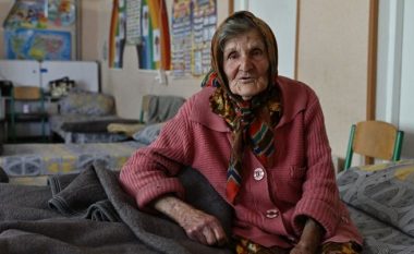 Rrëfimi i ukrainases 98-vjeçe, që eci dhjetë kilometra për të shpëtuar nga territori i pushtuar