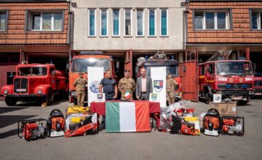 KFOR-i dhuron pajisje pune për zjarrfikësit e Gjakovës