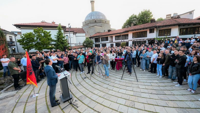 Iu bashkuan edhe 300 anëtarë, Kurti: Po kthehemi, Prizreni po e forcon lidhjen me Vetëvendosjen