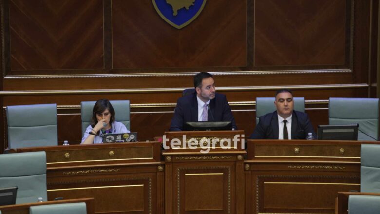 “Abelardi po më pyet mos po doni me këtë harç me shpërnda Kuvendin” – Konjufca shkakton të qeshura në seancë plenare