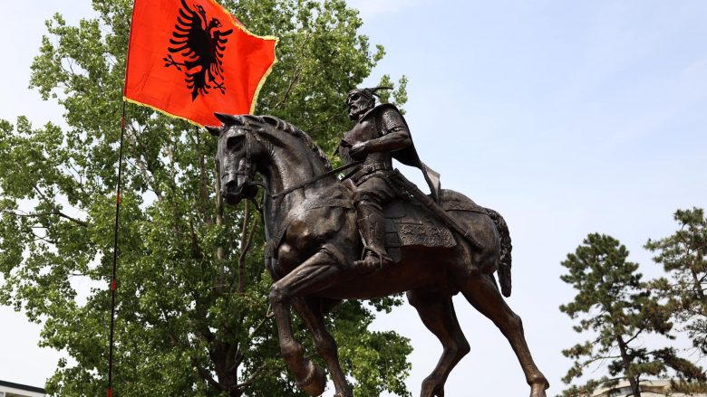 Në Gjakovë zbulohet monumenti i Skënderbeut