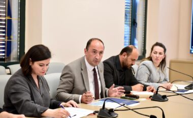 Ministri Aliu: Projekti i linjës hekurudhore Durrës-Prishtinë po jetësohet