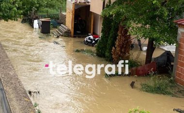 Disa shtëpi u vërshuan nga uji pas reshjeve të shiut në lagjen Prishtina e Re