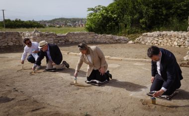 Hovenier dhe Nënsekretarja amerikane vizitojnë zonën e arkekologjike në Dresnik