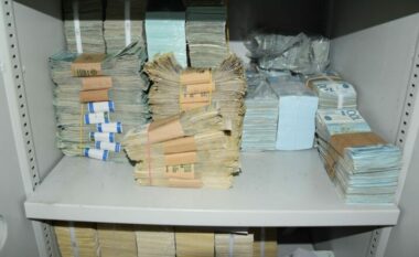 Në filialin e një banke të Serbisë në Mitrovicën e Veriut konfiskohen dinarë serbë, euro dhe franga zvicerane