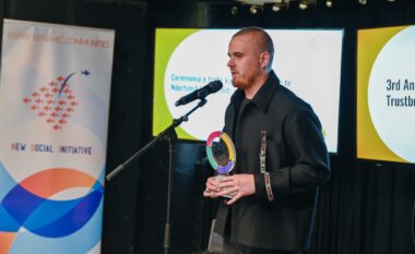 Redaktori i Telegrafit, Butrint Avdyli nderohet me çmimin e medias nga Platforma Kosovare e Ndërtimit të Besimit
