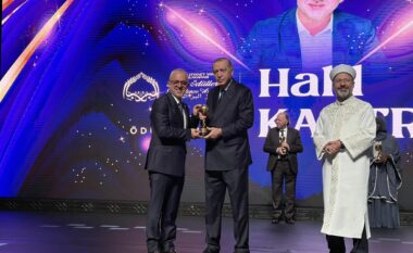 Erdogan e nderon Halil Kastratin me “Çmimin e Mirësisë”