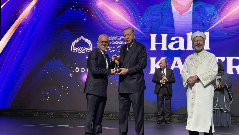 Erdogan e nderon Halil Kastratin me “Çmimin e Mirësisë”