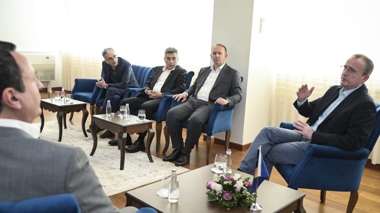 Kurti priti në takim udhëheqësit e koalicionit VLEN, i përgëzon për rezultatin zgjedhor në Maqedoninë e Veriut
