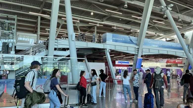 Aeroporti i Tiranës me biletat më të lira në botë, rritet konkurrenca
