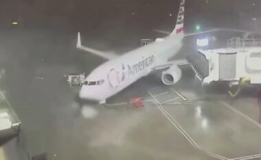 Erërat e forta goditën rajonin – pamje që tregojnë se si e pësoi një aeroplan në një pistë të Teksasit