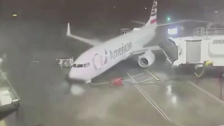 Erërat e forta goditën rajonin – pamje që tregojnë se si e pësoi një aeroplan në një pistë të Teksasit