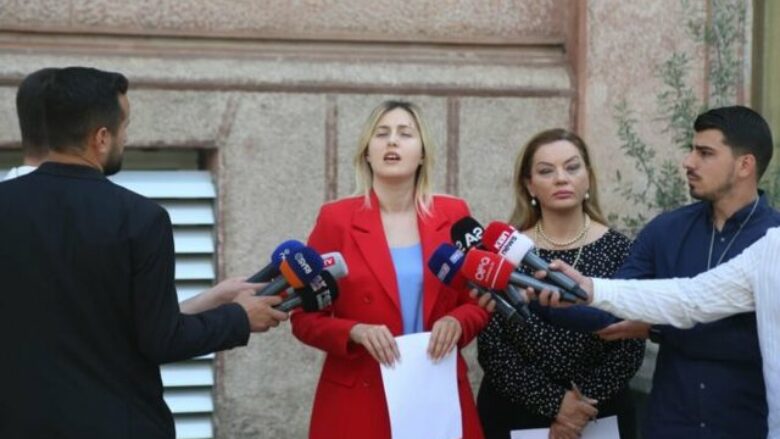 Projekt rezolutë për mbrojtjen e grave gazetare në Kuvendin e Shqipërisë, dorëzohet nga dy deputet e opozitës