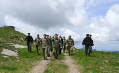 Komandanti i KFOR-it takohet në Kopaonik me shefin e Shtabit të Ushtrisë serbe, flasin për patrullimet në vijën kufitare
