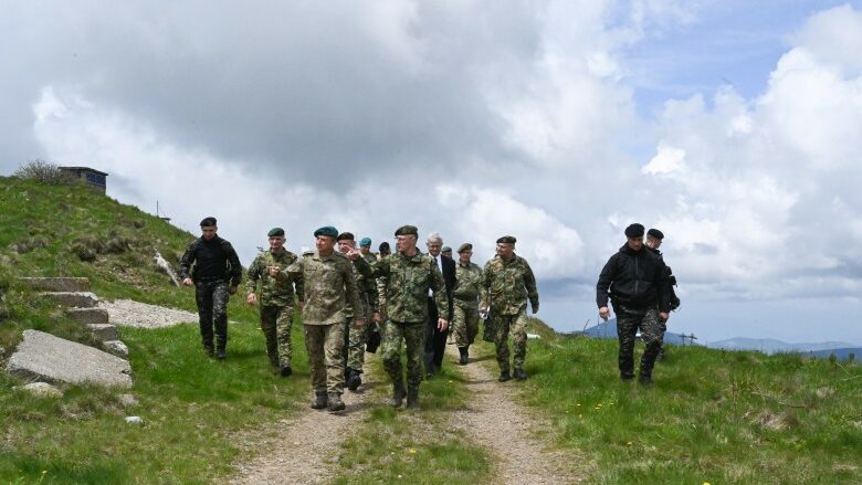 Komandanti i KFOR-it takohet në Kopaonik me shefin e Shtabit të Ushtrisë serbe, flasin për patrullimet në vijën kufitare