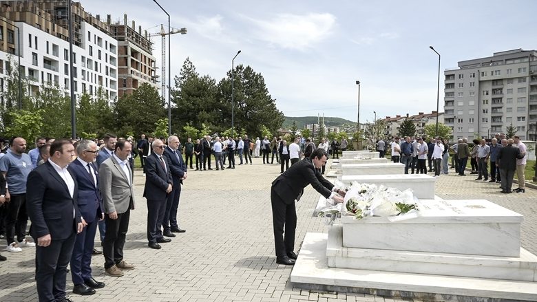 Kurti homazhe te varri i heroit Bahri Fazliu: Ishte veprimtar e artist i shquar