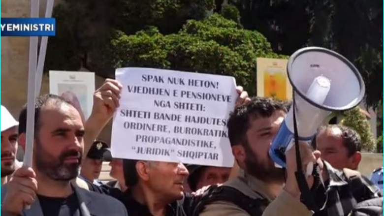 Unioni i Sindikatave tubim para Kryeministrisë në Tiranë për të drejtat e punëtorëve