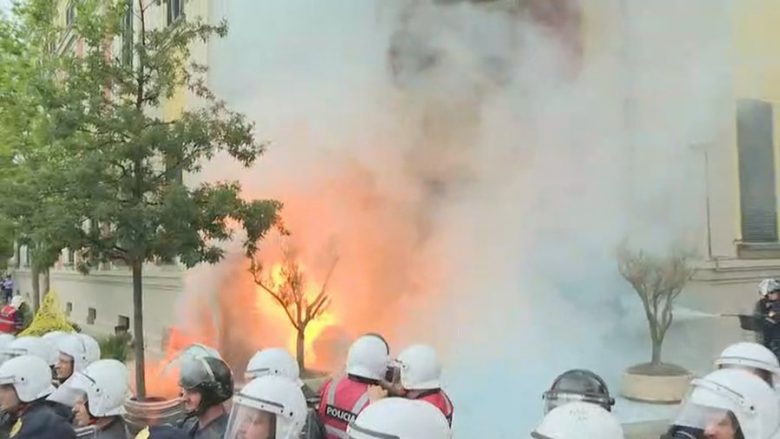 Nis me tensione protesta e opozitës para Bashkisë së Tiranës, hidhen molotov e tymuese