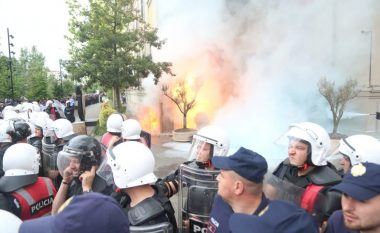 Mbyllet protesta e opozitës para Bashkisë së Tiranës me molotov dhe përplasje me policinë
