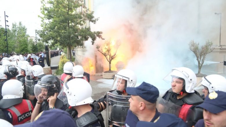 Mbyllet protesta e opozitës para Bashkisë së Tiranës me molotov dhe përplasje me policinë