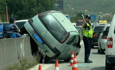 Aksident në autostradën Tiranë-Durrës, makina përfundon mbi trafikndarëse