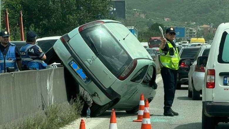 Aksident në autostradën Tiranë-Durrës, makina përfundon mbi trafikndarëse