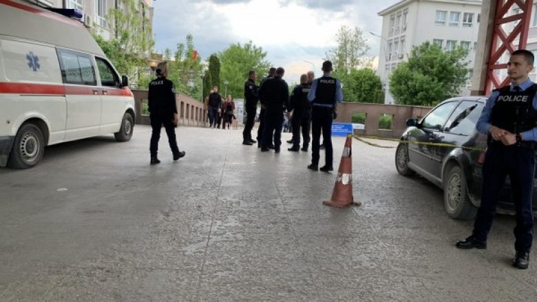 Nuk dihet gjendja shëndetësore e katër të plagosurve në Lupç, shumë policë te hyrja në Emergjencë