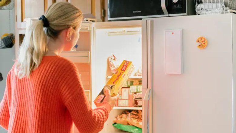 Pse duhet të mbajmë folien plastike në frigorifer?