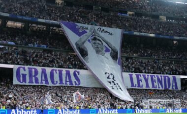 Toni Kroos merr gardë nderi nga shokët e Real Madridit, tifozët me koreografi brilante në “Santiago Bernabeu”