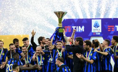 Kapiteni i Interit, Lautaro Martinez, ngrit trofeun e Serie A të fituar muaj më parë
