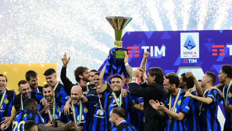 Kapiteni i Interit, Lautaro Martinez, ngrit trofeun e Serie A të fituar muaj më parë