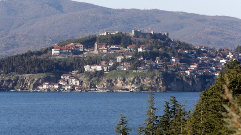 Shpëtohet turisti nga Anglia që kishte rënë në ujërat e Liqenit të Ohrit
