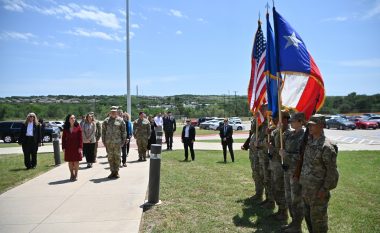 “Ne ishim të gatshëm ta japim jetën për ta mbrojtur Kosovën”, presidentja Osmani tregon mesazhin e ushtarëve amerikanë të Gardës Kombëtare të Teksasit