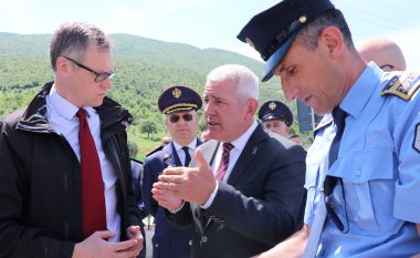 Sveçla me ministrin e Britanisë së Madhe për Luftimin e Migrimit të Paligjshëm vizitojnë kufirin Kosovë-Shqipëri