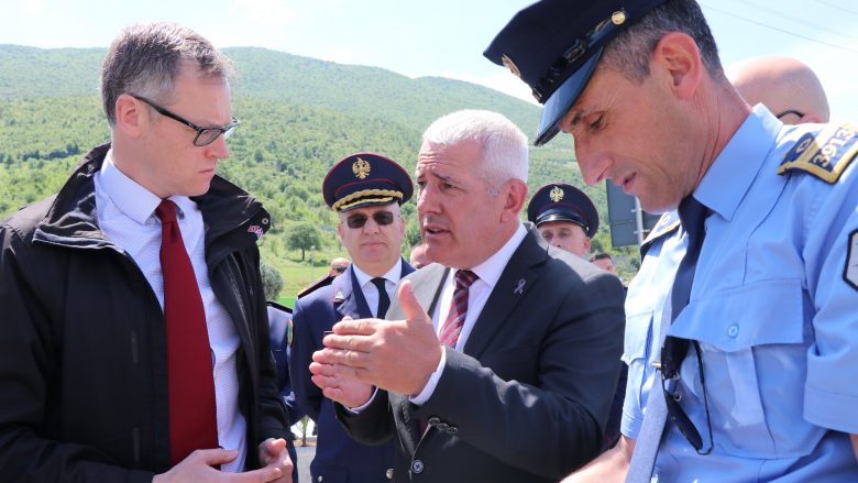 Sveçla me ministrin e Britanisë së Madhe për Luftimin e Migrimit të Paligjshëm vizitojnë kufirin Kosovë-Shqipëri