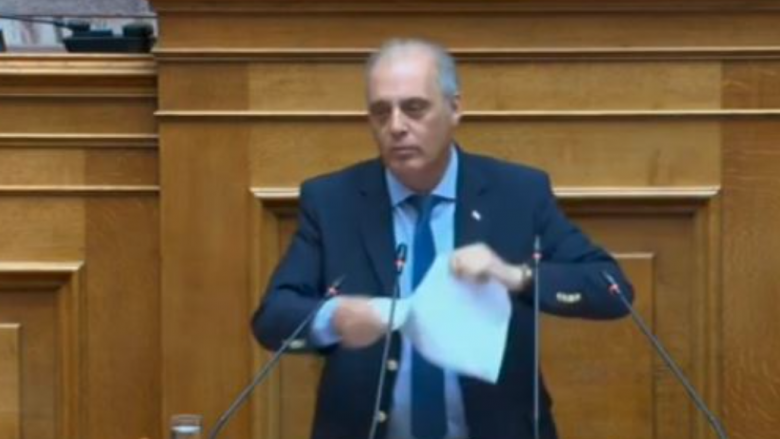 Kryetari i një partie greke nga foltorja Parlamentare e grisi Marrëveshjen e Prespës