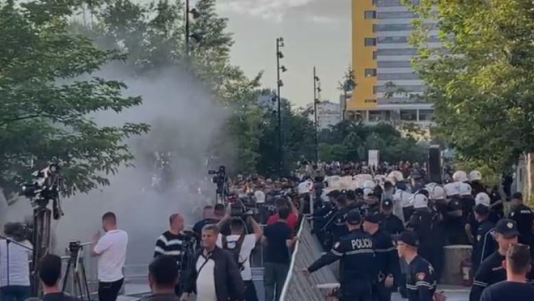 Protesta para Bashkisë së Tiranë, tre të proceduar dhe tre të tjerë në kërkim