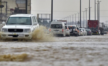 Përmbytje në Arabinë Saudite - mbyllen disa shkolla, bllokohen rrugët