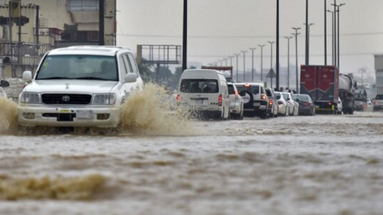 Përmbytje në Arabinë Saudite – mbyllen disa shkolla, bllokohen rrugët
