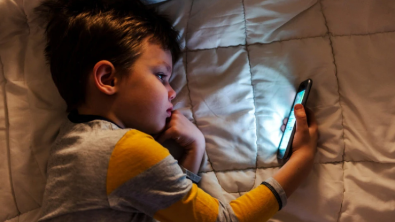 Ndaloni telefonat inteligjentë për fëmijët nën 13 vjeç - televiziorin nën 3 vjeç