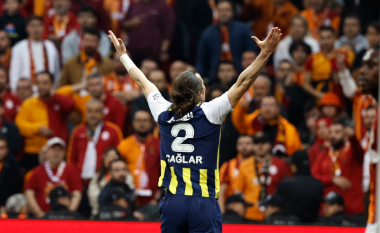 Fenerbahce me dhjetë veta merr fitore si mysafir ndaj Galatasaray, titulli vendoset në xhiron e fundit